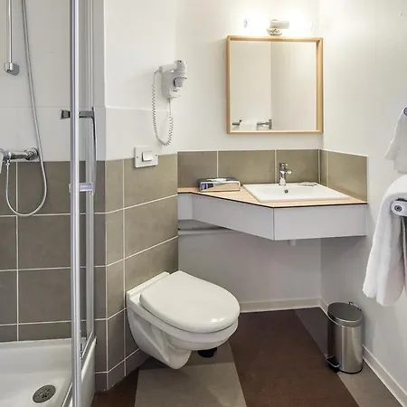 Carre Pau Airport Hotell