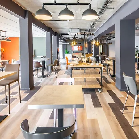 Carre Pau Airport Hotell