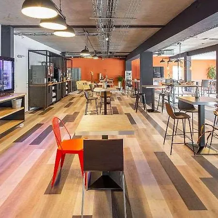 Carre Pau Airport Hotell