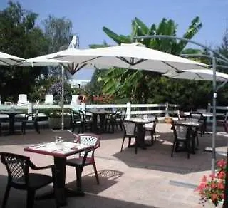 Carre Pau Airport 塞雷斯卡斯特