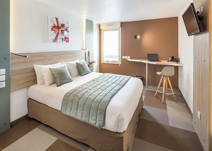 Carre Pau Airport Hotel 3*