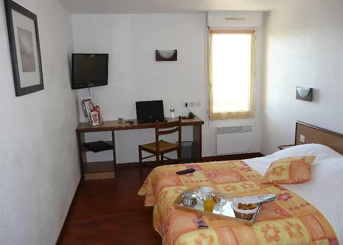 Hotel Carre Pau Airport