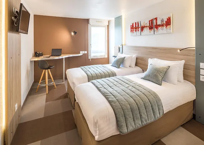 Carre Pau Airport Hotel 3*