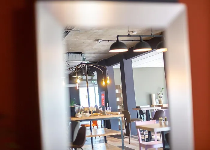 Carre Pau Airport 塞雷斯卡斯特