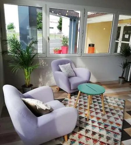Carre Pau Airport Hotel