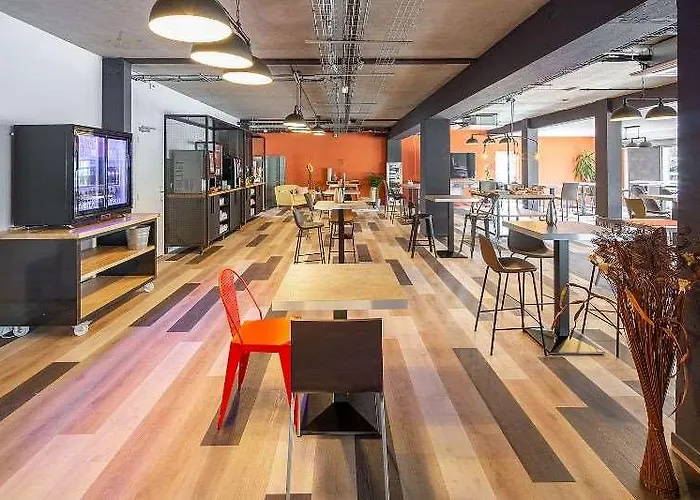 Carre Pau Airport Hotel